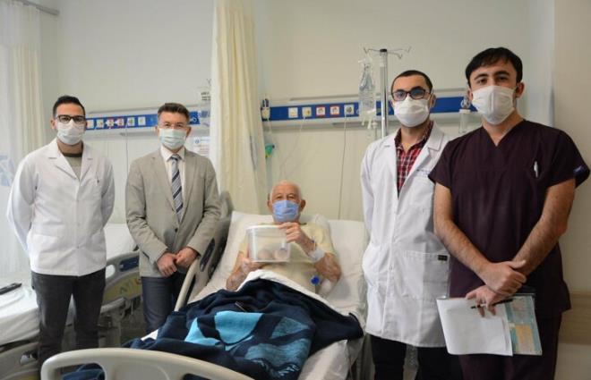 Pamukkale niversitesinden yaplan aklamaya gre, kanser hastal nedeniyle 16 yl nce mesanesi alnan ve barsaktan yapay mesane oluturulan 73 yandaki Halil Kul, kontrol amacyla roloji polikliniine bavurdu.