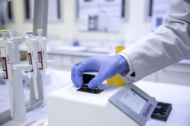 almann rn haline getirildiini aktaran Orta, yle devam etti: "Sadece azdan alnan srnt iin hzl bir kit ve optik dzenekle hzl tan yapabilen cihaz gelitirdik. PCR testi, hata pay yksek ve hastalk baladktan 2-3 gn sonra sonu veren bir yntemken bizim sistemimiz saniyeler iinde ve hastaln erken evresinde sonu veriyor, doruluk pay ise yzde 99'lk oran ile ok ok yksek. Hastalar zerinde yaptmz testlerde, PCR testlerinin ok ncesinde sonu aldk."