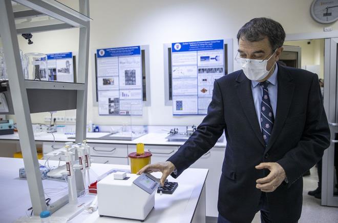 "Sistemde hem hassas biimde virs tespitini hem de tespitte yksek derecede seicilii salayan optik ve elektronik modller, ayrca st dzey biyoteknoloji ve malzeme bilimi bilgisi kullanld."