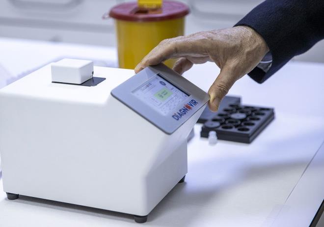 Sistemin hz ve doruluk oran olarak dnyada muadilinin bulunmadna dikkati eken Batum, "Seri retim altyapsn hazrlyoruz. 2 ay iinde ncelikle Trkiye'ye, sonrasnda da dnyaya bu teknolojiyi sunacaz. lkemizde kullanlan PCR testleri yurt dndan geliyor. Amacmz yerli kit ile maliyet etkin bir zm yaratmakt ve bunu baardk. PCR'a gre ok ok ucuz. Bu ucuzlukla Trkiye'de ve dnyada insanlar ok fazla test imkanna kavuacak." dedi.