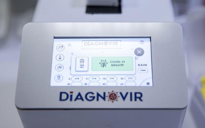 Hastadan alnan numune rneinin pozitif olmas halinde 5-10 saniye iinde, negatif durumda ise kontrollerin yaplarak 20-30 saniye iinde sonu verdiini belirten Seymen, "Yaptmz klinik almalarda yzde 99 doruluk oranyla altn test ettik. Sistem nanoteknoloji temelli olarak alyor. Yaptmz bilimsel almalarda ve patent aratrmalarnda bizim yaptmz sisteme benzer bir almaya rastlanmad." dedi.