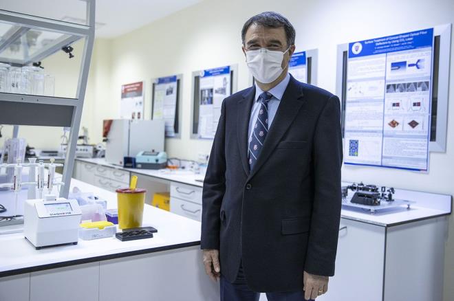 Trkiye'de ilk vakann grlmesinin ardndan kurulan i birlii ile aylar sren almann yz gldren sonularn Bilkent niversitesi Rektr Prof. Dr. Abdullah Atalar, aklad. Koronavirsn dnyay dizler zerine ktrdn ifade eden Atalar, "Koronavirs, 150 nanometre boyutunda bir parack. UNAM aratrmaclarmz yllarca nano boyuttaki paracklarla uratlar. Dolaysyla bu konu, nanoteknoloji ile uraan hocalarmzn tam alanna giriyor." diye konutu.