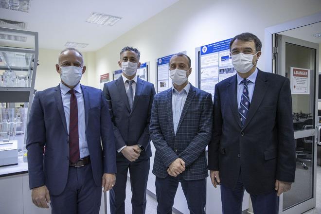 "Virsn varl ya da yokluunun tespitine dayanyor"  <br>  UNAM aratrmaclarndan Fizyolog Doktor Ali Ayta Seymen de yeni tan sisteminin dier testlerde hastalar iin skntl durum yaratabilen burundan derin srnt almaya son vererek sadece az iinden tkrk rnei alarak alt bilgisini paylat.