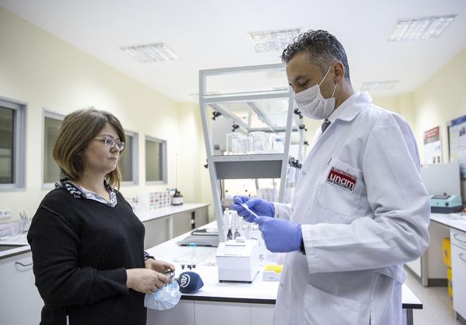 Bilkent niversitesi Ulusal Nanoteknoloji Aratrma Merkezinde (UNAM) Trk aratrmaclar tarafndan yeni tip koronavirs (Kovid-19) tehisini 10 saniyede yzde 99 gvenilirlikle ve burundan srnt almadan yapabilen nanoteknoloji temelli tan sistemi gelitirildi. Dnya genelinde ilk olaca belirtilen yksek teknoloji rn Trk mal "Diagnovir" adl sistemin yabanc meneli PCR testlerinin yerini almas hedefleniyor.