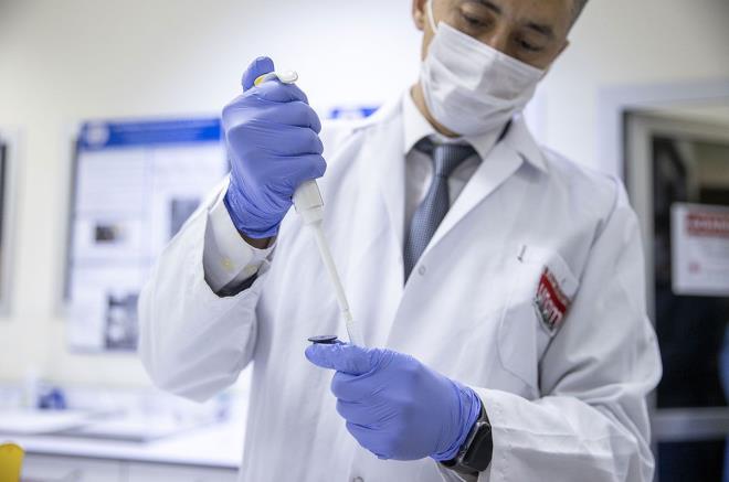 Sistem saniyeler iinde ve hastaln erken evresinde sonu veriyor  <br>  Bilkent niversitesi UNAM ba aratrmaclarndan Doktor retim yesi Blend Orta ise fotonikiler, malzeme bilimciler ve biyoloji alannda alan bilim insanlarndan oluan alma grubu olarak koronavirsn Trkiye'de grlmesinin hemen ardndan yeni test kiti gelitirmek zere almalara baladklarn anlatt.