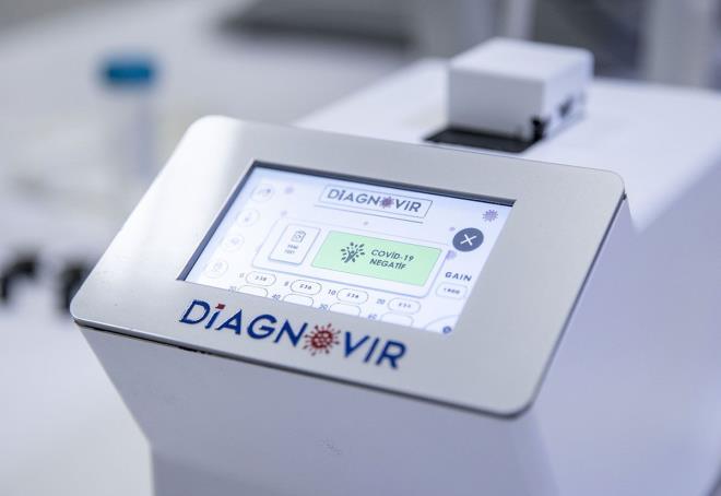 "Bu sistemde, bir biyosensr cihazna zel olarak gelitirilen patojen tespit ipi zerinden, dinamik olarak floresan sinyali alnarak, patojenlerin saniyeler ierisinde tespit edilmesi salanyor. Bir hastadan alnan rnek, zel bir solsyonla kartrldktan sonra patojen tespit ipi zerine damlatlyor, biyosensr cihaz tarafndan ortamda patojen varsa, floresan sinyali alnarak yksek dorulukta patojen varln tespit ediyor."