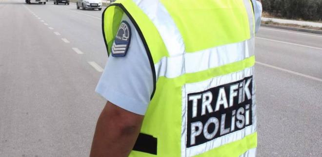 K lastii kullanma zorunluluu bulunan yolcu ve eya tamacl yapan aralarda bu kurala uymamann cezas 835 lira olacak. Alkoll olarak ara kulland ilk kez tespit edilen, trafii aksatacak veya tehlikeye sokacak ekilde art arda birden fazla erit deitiren, ters istikamette ara sren, emniyet eridi ihlali yapan ve hz snrlarn yzde 50'den fazla aan srcler 1339 lirayla cezalandrlacak.