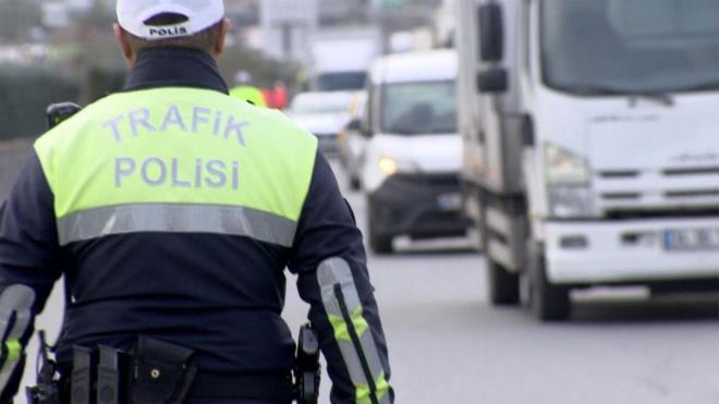 Krmz k ve erit ihlali yapanlara, yzde 30'a kadar hz snrn aanlara, ara srerken cep telefonu kullananlara, ara muayenesini yaptrmayanlara 314 lira ceza uygulanacak.