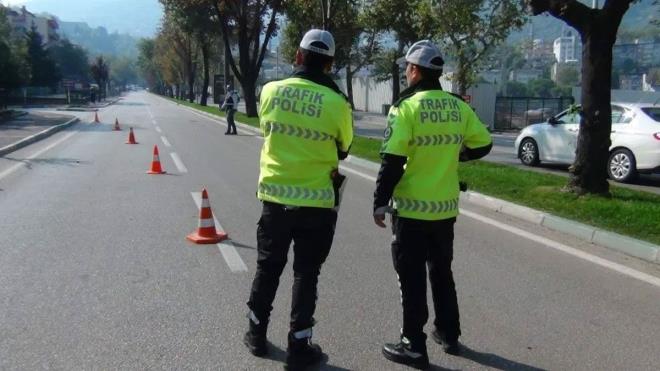 Yetkisiz tamaclk yapan aralardan tamaclk hizmeti alanlar, 446 lira ceza demek zorunda kalacak.Geerlilik sresi dolan src belgesi ya da yabanc src belgesiyle artlara aykr ara kullananlar 543 lirayla cezalandrlacak.