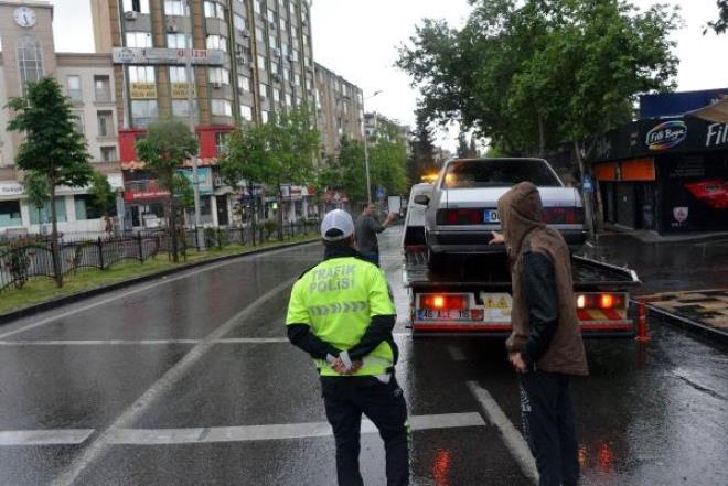 Korsan yolcu tamacl yapanlara 1339 liradan 6 bin 700 liraya kadar ceza verilecek. Alkoll ekilde ara kulland ikinci kez belirlenenler 1679 lira, tescilli arac plakasz kullanan srcler ise 2 bin 270 lira ceza demek zorunda kalacak. Src belgesiz motorlu ara kullananlar 2 bin 698 lira ceza deyecek.