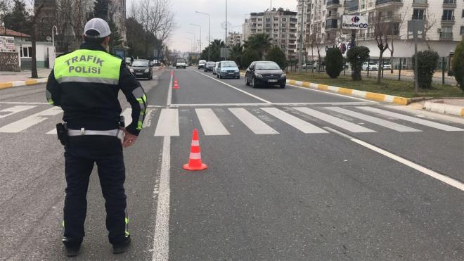 Radarlarn yerini belirleyen veya srcy ikaz eden cihazlar imal veya ithal edenler 4 bin 67 liradan 6 bin 784 liraya kadar ceza demek zorunda kalacak. Bu cihazlar aralarnda bulunduranlara ise 2 bin 698 ila 4 bin 67 lira arasnda ceza uygulanacak.