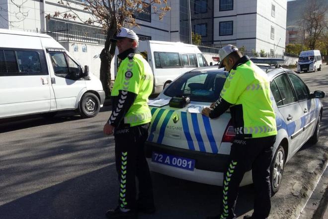 Ykmllklerini yerine getirmeyen sigorta irketlerine 10 bin 195 lira ceza verilecek. Yetkisiz olarak tescil plakas basan veya datanlar, 13 bin 374 lirayla cezalandrlacak.