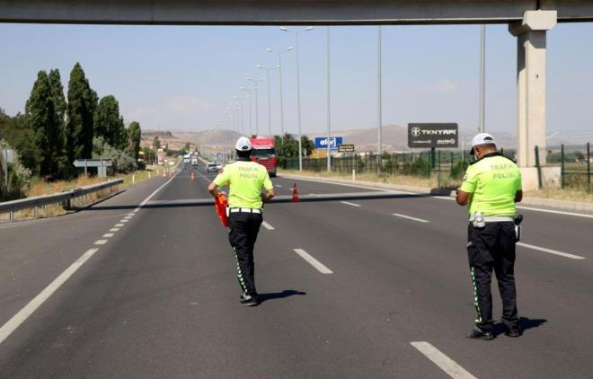 Hz snrlarn yzde 30'dan yzde 50'ye kadar aan, takograf ve taksimetre kullanmayan, yaya veya okul geitleri ile kavak giri ve klarna yaklarken yavalamayan ve buralardan gemek zere olan yayalara ncelik vermeyenler 652 lirayla cezalandrlacak.