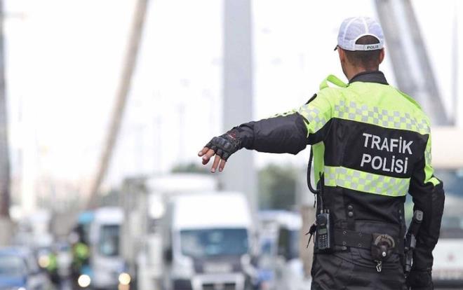 Trafik cezalar, Hazine ve Maliye Bakanl Gelir daresi Bakanlnca belirlenen yeniden deerleme oranna gre yeni ylda yzde 9,11 zaml uygulanacak. Resmi Gazete'de 28 Kasm'da yaymlanan "Vergi Usul Kanunu Genel Teblii"nde Hazine ve Maliye Bakanl Gelir daresi Bakanlnca yeniden deerleme orannn yzde 9,11 olarak belirlenmesinin ardndan yarndan itibaren uygulanacak trafik ceza miktarlar da gncellendi.