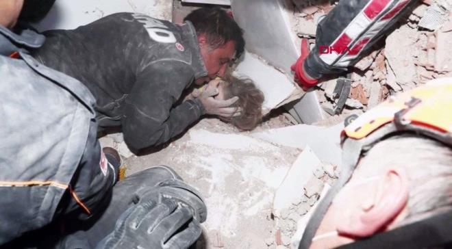 91. saatte ise Rza Bey Apartman'nda bir mucize daha gerekleti. 3 yandaki Ayda Gezgin kurtarma ekipleri tarafndan sa olarak karld.    Elif ve Ayda bebek 2020 ylnn muziceleri olarak hafzalara kaznd.