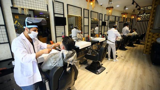 Trkiye'de mays aynda yeni tip corona virsle mcadelede "kontroll sosyal hayat" olarak adlandrlan yeni dnem balad.    Kontroll sosyal hayata geiin ilk admlar 11 Mays'ta atld. Berber, kuafr, gzellik salonu, alveri merkezleri ile giyim eyas, ayakkab, anta, zcaciye gibi rnlerin satld iletmeler belirlenen kurallar erevesinde yeniden faaliyete geti.