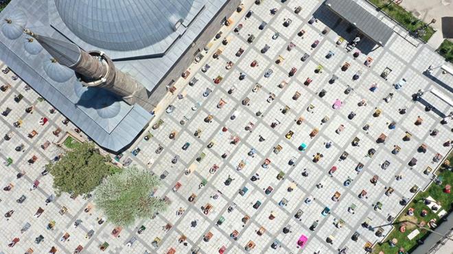 Toplu ibadetin kstlanmasndan yaklak 2,5 ay sonra 29 Mays'ta ilk cuma namaz klnd.  <br>-  19 Mays Atatrk' Anma Genlik ve Spor Bayram, lke genelinde sokaa kma kstlamas altnda kutland. Cumhurbakan Recep Tayyip Erdoan'n ars zerine saatler 19.19'u gsterdiinde vatandalar, evlerinin balkon ve pencerelerinden stiklal Mar okudu.