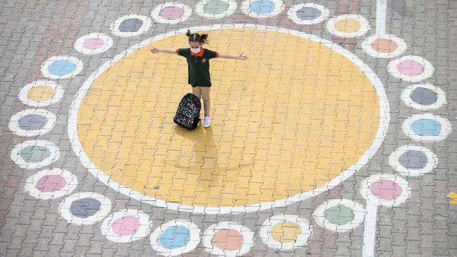 Covid-19 salgn nedeniyle yz yze eitime ara verilen 2, 3, 4, 8 ve 12. snflarda 12 Ekim'de yeniden yz yze eitime geildi.