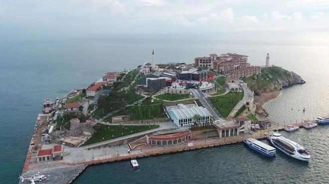 Cumhuriyet tarihinin en karanlk dnemlerinden birine ev sahiplii yapan, ismi "yass", nam "yasl" ada olan Demokrasi ve zgrlkler Adas 27 Mays'ta trenle ald.    <br>-stanbul Tp Fakltesinde binlerce renci yetitiren duayen hocalardan 78 yandaki Prof. Dr. Murat Dilmener 3 Mays'ta, ilahiyat, yazar mer Dngelolu da ayn gn Covid-19 nedeniyle 52 yanda stanbul'da vefat etti.