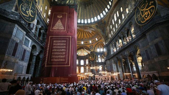 Dantay 10. Dairesi, Ayasofya'nn camiden mzeye dntrlmesine dair 24 Kasm 1934 tarihli Bakanlar Kurulu kararn 10 Temmuz'da iptal etti.  <br>  86 yl aradan sonra 24 Temmuz'da klnan ilk cuma namazyla Ayasofya-i Kebir Cami-i erifi ibadete ald.