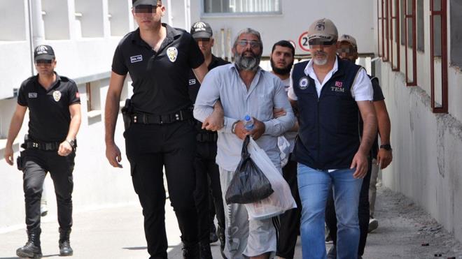 DEA'n szde Trkiye emiri Mahmut zden, 1 Eyll'de nemli planlarla yakalanarak tutukland.    <br>-ileri Bakan Sleyman Soylu, Hatay'n Reyhanl ilesinde 2013'te 52 kiinin yaamn yitirdii terr saldrsnn sorumlularndan Ercan Bayat'n Hatay'da yakalandn 8 Eyll'de aklad. Bayat, 10 Eyll'de tutukland.  <br>-  Keiren Eitim ve Aratrma Hastanesinde 23 Eyll'de, yaknlarnn ameliyat srasnda hayatn kaybetmesine fkelenen bir grup, salk grevlilerine saldrarak ameliyathaneye girmeye alt. Salk alanlarnn sedyelerle barikat kurarak kendilerini korumak istedii anlara ilikin grntler infial yaratt, olayla ilgili gzaltna alnan 2 kii tutukland.