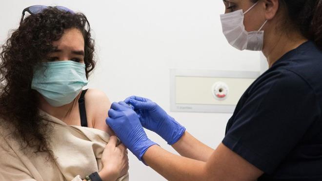 Erciyes niversitesinde gelitirilen yerli Covid-19 a adaynn ilk dozu 5 Kasm'da bir gnllye yapld.    Trkiye'de Faz-3 almalarna balanan in meneli Covid-19 as 20 Kasm'da gnll salk alanlarndan sonra gnll vatandalar zerinde de uygulanmaya baland.