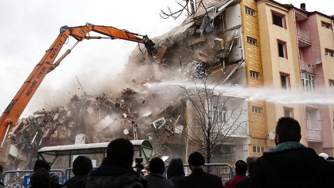 Elaz'n Sivrice ilesinde 24 Ocak'ta 6,8 byklnde deprem meydana geldi, Elaz ve Malatya'da 41 kii hayatn kaybetti.