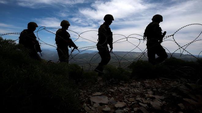 Covid-19 salgn srecindeki "Yeni normal" kapsamnda idari izinde bulunan veya esnek alma sistemine dahil olan kamu personeli 1 Haziran'da normal mesaiye balad.    Ayn tarihten itibaren ehirleraras seyahat snrlamas tamamyla kaldrld, kreler ve gndz bakm evlerinin tamam ald, plajlar, milli parklar ve baheler belirlenen kurallar dahilinde faaliyete geti.