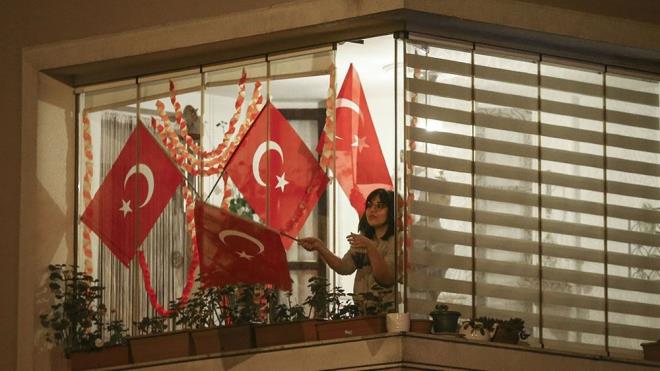 Milli Eitim Bakan Ziya Seluk, Bilim Kurulu'nun tavsiyeleri ve kabine toplantsnda ortaya kan grler erevesinde uzaktan eitimin 31 Mays'a kadar devam etmesinin kararlatrldn bildirdi.  <br>-  Yeni tip corona virsle mcadele kapsamnda uygulanan sokaa kma kstlamas nedeniyle TBMM'nin alnn 100. yl dnm ve 23 Nisan Ulusal Egemenlik ve ocuk Bayram evlerde kutland. Vatandalar, saat 21.00'i gsterdiinde ocuklaryla balkon ve pencerelerden stiklal Mar'n cokuyla seslendirdi.