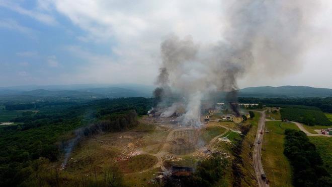 Sakarya'nn Hendek ilesindeki havai fiek fabrikasnda 3 Temmuz'da patlama meydana geldi, 7 kii hayatn kaybetti.  <br>  Bu facia sonras bu kez Adapazar ilesinde dalk alanda, havai fieklerin imha edilmek zere kamyondan indirildii srada 9 Temmuz'da patlama meydana geldi. 3 asker ehit oldu, 8 kii yaraland.