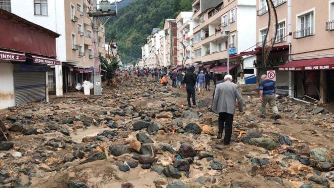 Giresun'da 22 Austos'ta etkili olan iddetli ya Dereli, Doankent ve Yaldere ileleri bata olmak zere birok yerleim blgesinde sele neden oldu. Arama kurtarma ekiplerinin gnler sren almalar sonucu askerlerin de aralarnda bulunduu 11 kiinin cansz bedenine ulald, ok sayda ev ve i yeri hasar grd.