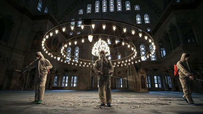 Camilerde cemaatle namaz klnmasna ara verildi, 17 Mart'tan itibaren tiyatro, sinema, gsteri merkezi, konser salonu, nian-dn salonu, kafe, kraathane, ay bahesi, dernek lokalleri, SPA ve spor merkezlerindeki faaliyetler geici sreliine durduruldu.<br>    Ekonomik istikrar paketi 18 Mart'ta akland, 21 Mart'ta berber, kuafr ve gzellik merkezlerinin faaliyetlerine ara verildi, 22 Mart'ta 65 ya st ve kronik rahatszl bulunanlarn sokaa kmalar kstland.