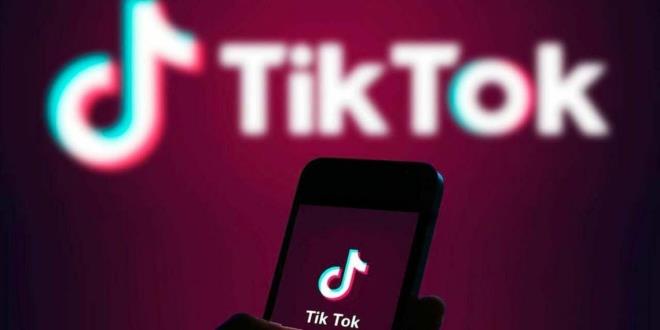Tiktok - Ylba Konseri<br>  Elence ilk olarak nl pop sanats Murat Dalkl'n canl konseriyle balayacak. Ardndan Parlayan Yldzlar yarmasn kazanan Ahsen Ertosun bir mzik performans gerekletirecek. Gece nl isimlerle devam edecek. Popler sanat Hadise'nin de TikTok yeni yl etkinliine zel canl konser verecei geceye gen pop sanatlar Cem Belevi ve Bahadr Tatlz de arklaryla geceye elik edecek. TikTok'un sevilen ierik reticisi Ece Mumay da bir arkyla elenceye katlrken, CZN Burak da mehur yemeklerinden birini sergileyecek.