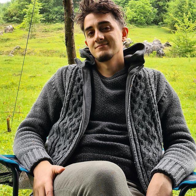 Habermetre'nin hazrlad raporda; koronavirs salgnn baland ilk gnlerde salgnn yayld in'e giderek videolar eken Ruhi enet de 21 bin 487 haberle listenin 8'incisi oldu. YouTube videolarnn yan sra oyunculuk yapan Halil Syletmez ise 21 bin 174 haberle listenin 9. srasnda yer ald.