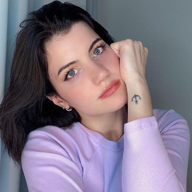 Instagram hesabnda yaynlad pozlarn yan sra takipilerinden gelen itiraflar yorumlayarak srekli adndan sz ettiren Duru nver 21 bin 163 habere konu olarak ilk 10'a giren isimlerden oldu.