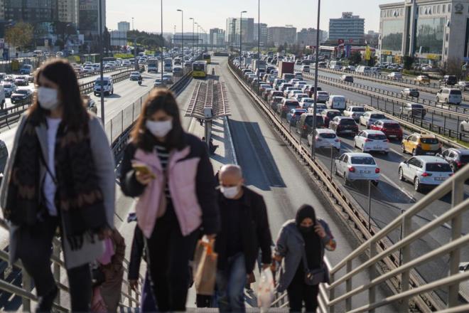 Trafik neredeyse durma noktasna gelirken, BB'nin trafik haritasna gre younluun yzde 60'lara kadar artt grld.