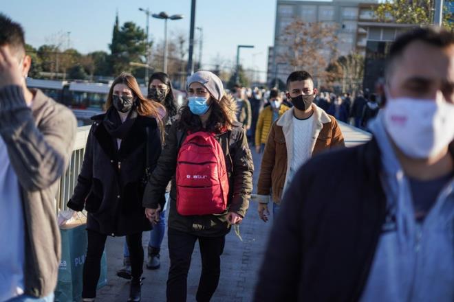 le saatlerinde resmi tatilinin balamas nedeniyle ilerinden ve ylba alverii yapmak iin trafie kan srcler E-5 Karayolu Cevizliba mevkiinde trafik younluu oluturdu.