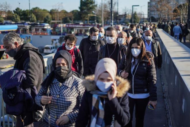 Sokaa kma kstlamas ncesi, metrobs ve trafikte younluk yaanyor.