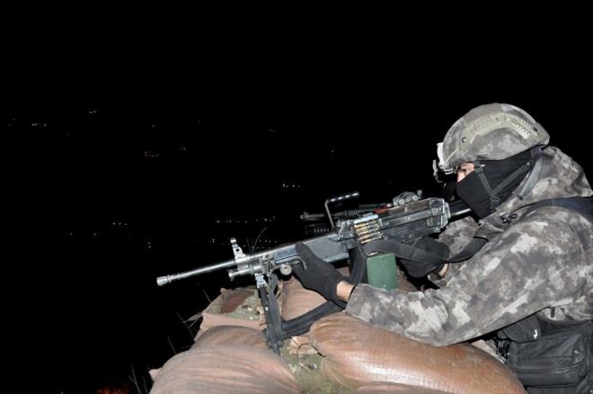 Terrle mcadelede kararllk vurgusu yapan polis memurlar, yeni yln herkese huzur, salk ve sevin getirmesi temennisinde bulunarak, ailelerinin ve vatandalarn yeni yln kutlad.