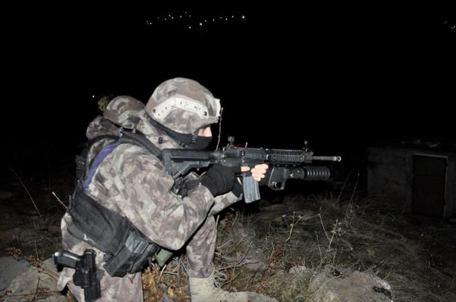 Kent merkezindeki hakim tepelere konulu noktalarda ve ukurca ilesindeki Kiyeris Tepe s Blgesi'nde grevli zel harekat polisleri, fedakarca vatan savunmas yapyor.