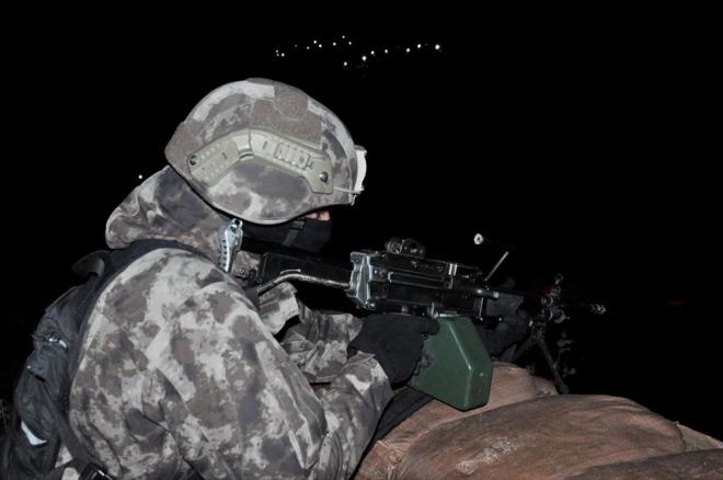 Hakkari merkezi ve ilelerinde yrttkleri baarl operasyonlarla terr rgt PKK'ya gz atrmayan zel harekat polisleri, bir an olsun grev bandan ayrlmyor.