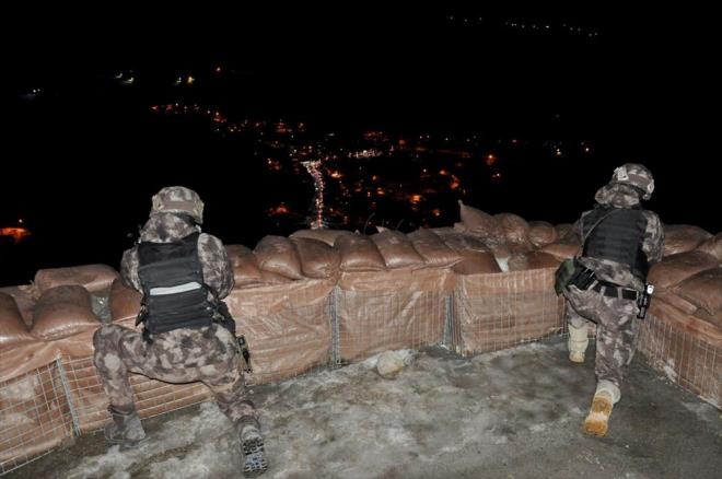 Dondurucu soukta sorumlu olduklar blgelerde grev yapan ve 7 gn 24 saat nbet tutan zel harekat polisleri, 2021'e elleri tetikte girdi.