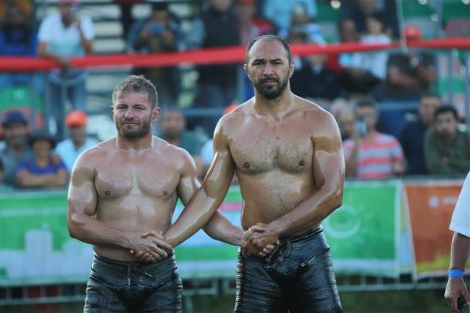 2013 ylnda yaplan 652. Krkpnar yal grelerinde ise Ali Grbz'e finalde yenildi. Fakat Ali Grbz'n doping testi pozitif knca ve altn kemer smail Balaban'a verildi.