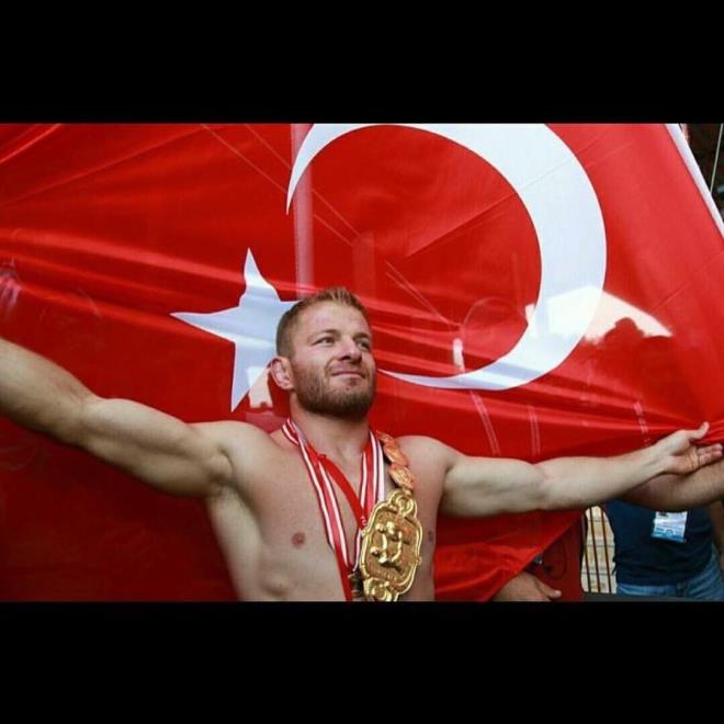 nl grei smail Balaban da Bakan Muhittin Bcek?in vg dolu szlerine teekkr ederek, Survivor?da elinden gelenin en iyisini yapaca szn verdi.