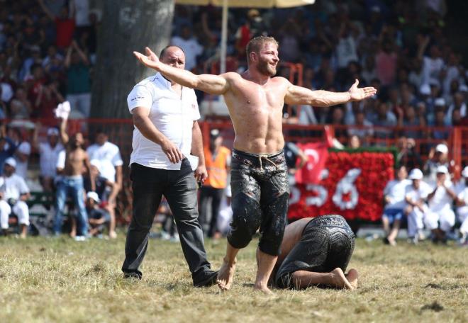 smail Balaban' gre sahalarna her zaman dualarla gnderdiini hatrlatan Bakan Bcek, imdi de Dominik Cumhuriyeti?ne gnderiyoruz. Antalya?y Dominik?te temsil edecek ve tantacak. Allah?n izniyle ampiyon olup gelecek. Her zaman yanndaym. Canla bala kendisini izleyeceiz." dedi.