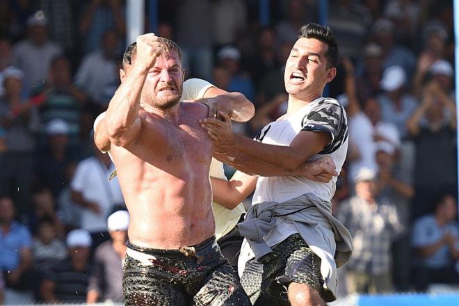 smail Balaban Kimdir?  <Br>  smail Balaban 1987 ylnda Antalya?da dodu. Kendisi gibi yal grei olan Turan Balabann ikizidir.652 ve 655. Krkpnar Yal Greleri'nde birinci gelerek iki kez bapehlivan unvann kazand.