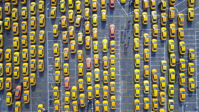 "LK GN OLMASINA RAMEN YOUN"    Uzun sredir orada bekleyen taksici zer entrk, ?Taksimetre zam ayarlar yaplacak. Yzde 11?lik zam geldi. 13 lirayd 14,50 TL oldu. Onu yaptrp bir de dezenfektan yaptrp gideceiz. Ama youn bir kalabalk var. lk gn olmasna ramen youn. Bugn bitmez dier arkadalar daha sonra gelebilir. Zammn bize ok yarayacan dnmyorum daha ok mal sahiplerine yarayacak gibi duruyor? dedi.