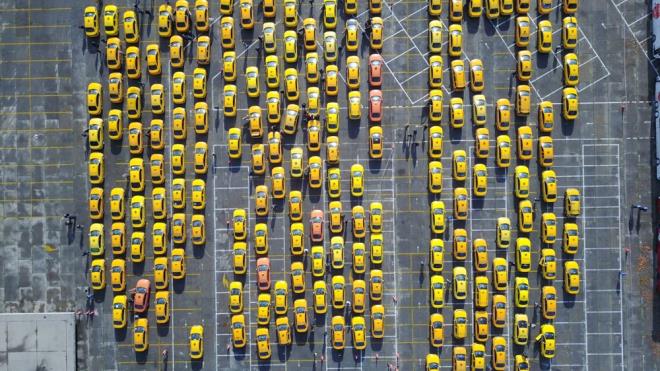 Ayar ilemleri iin sabahn erken saatlerinde kuyrua giren taksiciler durumdan ikayeti olduklarn ifade ederek, yaplan zammn daha ok mal sahiplerinin iine yaradn sylediler.