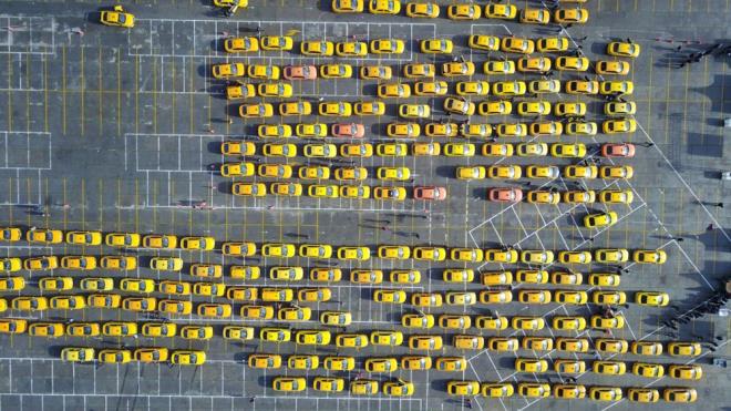 "ZAM YETERL DEL AMA NSANLARIN GC KALMADI"    Zammn daha ok mal sahipleri iin iyi olduunu syleyen Bekir Serdarolu, ?Taksimetrelere cretleme ayarlamas yaplacak. Gryorsunuz bu ii bugn bitiremeyeceiz. Yzde 11 zam yapld syleniyor. 13 lirayd 14,50 TL oldu. Yeterli mi derseniz onu vatandaa sormak lazm. Zam olarak yeterli deil ama insanlarnda gc kalmad. Bize bir faydas yok mal sahipleri de zam yapacak onlar kazanm olacak? eklinde konutu.