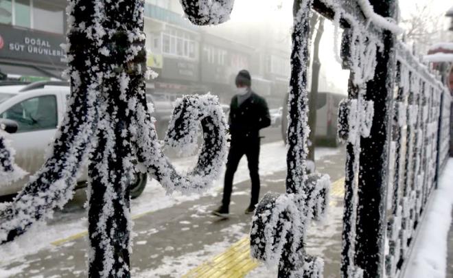 Kentte etkili olan souk hava yaam olumsuz etkiliyor. Gle ilesinde dn gece hava scakl, sfrn altnda 25, kent merkezinde ise sfrn altnda 20 derece olarak lld.